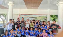 Bupati SBD Ratu Wulla Talu Sambut Kontingen Soeratin U-17 dan Pertiwi Cup: Tegaskan Evaluasi Total Setiap Cabor. (Fren Ghoghi/ NTTKreatif.com)