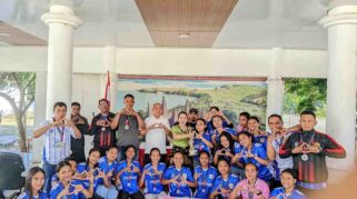 Bupati SBD Ratu Wulla Talu Sambut Kontingen Soeratin U-17 dan Pertiwi Cup: Tegaskan Evaluasi Total Setiap Cabor. (Fren Ghoghi/ NTTKreatif.com)