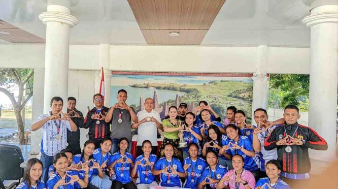 Bupati SBD Ratu Wulla Talu Sambut Kontingen Soeratin U-17 dan Pertiwi Cup: Tegaskan Evaluasi Total Setiap Cabor. (Fren Ghoghi/ NTTKreatif.com)