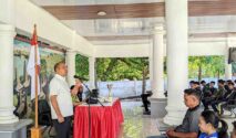 Ketua TP PKK SBD, Markus Dairo Talu saat menyampaikan arahannya dihadapan para atlet sepak bola SBD. (Fren Ghoghi/ NTTKreatif.com)