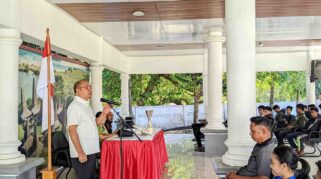 Ketua TP PKK SBD, Markus Dairo Talu saat menyampaikan arahannya dihadapan para atlet sepak bola SBD. (Fren Ghoghi/ NTTKreatif.com)