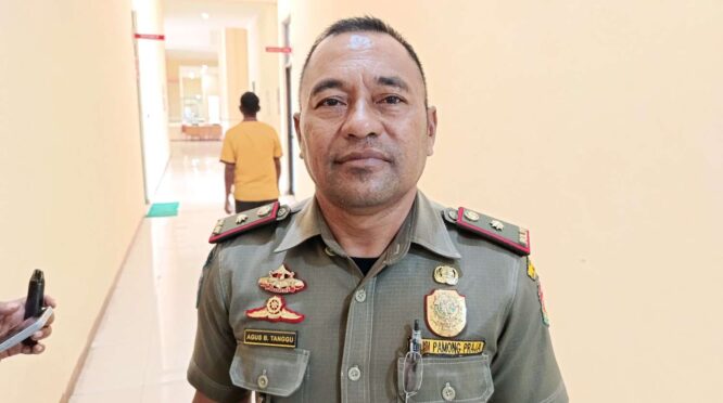 Kasat Pol PP SBD, Agus B. Tanggu menegaskan komitmennya mengamankan pedagang kaki lima yang kembali menjual diarea-area terlarang. (Fren Ghoghi/ NTTkreatif.com)
