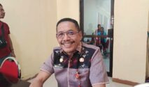 Sekda SBD, Etmundus N. Nau, menyampaikan bahwa dana bantuan peduli bencana Flores yang bersumber dari APBD sebesar 500 juta, sudah disalurkan sejak senin lalu. (Fren Ghoghi/ NTTkreatif.com)