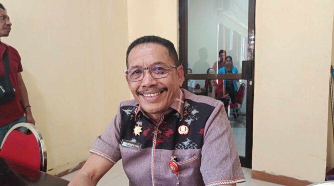 Sekda SBD, Etmundus N. Nau, menyampaikan bahwa dana bantuan peduli bencana Flores yang bersumber dari APBD sebesar 500 juta, sudah disalurkan sejak senin lalu. (Fren Ghoghi/ NTTkreatif.com)
