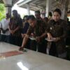 Bupati dan Wakil Bupati SBD saat nyekar ke makam salah satu tokoh penggagas SBD. (Facebook.com/@Kominfo Sumba Barat Daya)