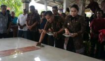 Bupati dan Wakil Bupati SBD saat nyekar ke makam salah satu tokoh penggagas SBD. (Facebook.com/@Kominfo Sumba Barat Daya)