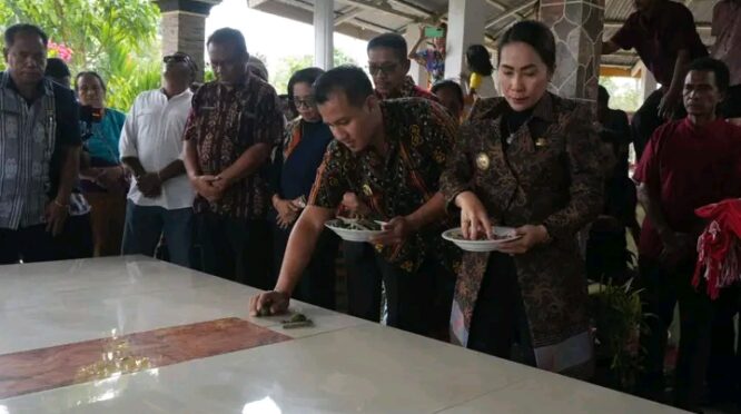 Bupati dan Wakil Bupati SBD saat nyekar ke makam salah satu tokoh penggagas SBD. (Facebook.com/@Kominfo Sumba Barat Daya)