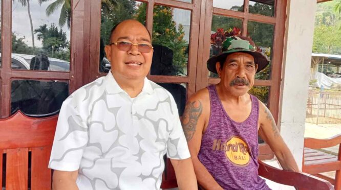 Momen Perbaikan Jalan, Saksi Hangat Perjumpaan MDT dan Ama Aris. (NTTKreatif.com)