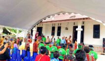 Warga Desa Mata Lombu, bersama keluarga menjemput Ketua DPW PKB NTT, Aloysius Malo Ladi, bersama Ketua DPC PKB SBD, Dominggus Dama, saat tiba di kediamannya. (Fren Ghoghi/NTTKreatif.com)