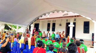 Warga Desa Mata Lombu, bersama keluarga menjemput Ketua DPW PKB NTT, Aloysius Malo Ladi, bersama Ketua DPC PKB SBD, Dominggus Dama, saat tiba di kediamannya. (Fren Ghoghi/NTTKreatif.com)