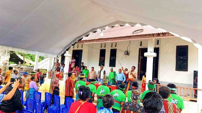Warga Desa Mata Lombu, bersama keluarga menjemput Ketua DPW PKB NTT, Aloysius Malo Ladi, bersama Ketua DPC PKB SBD, Dominggus Dama, saat tiba di kediamannya. (Fren Ghoghi/NTTKreatif.com)