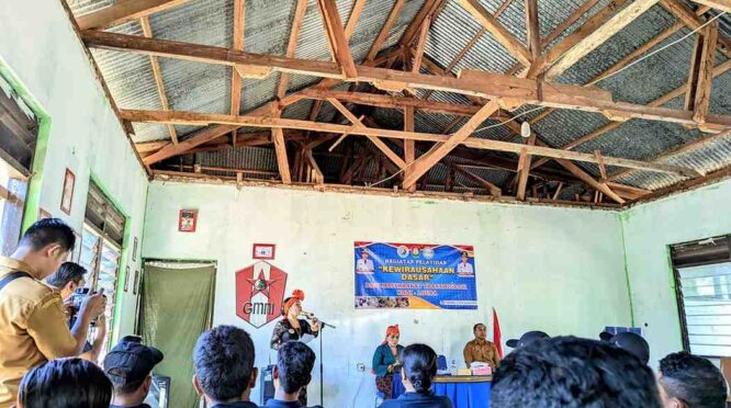 Bupati SBD, Ratu Wulla Talu, Saat membuka kegiatan Pelatihan Kewirausahaan Dasar Bagi Masyarakat Transmigrasi Kodi-Loura. (Fren Ghoghi/NTTKreatif.com)