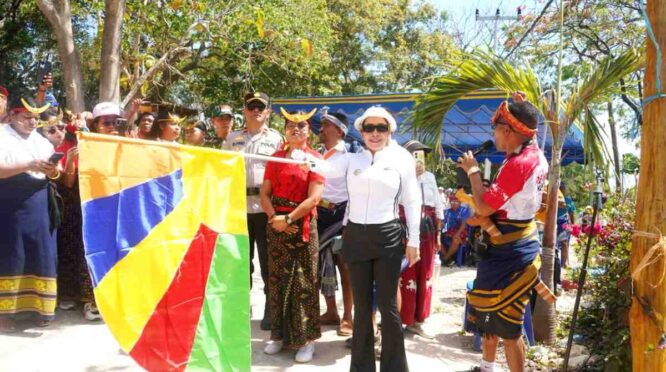 Bupati SBD, Ratu Wulla Talu Resmi Melepaskan Peserta Karnaval Tingkat Kecamatan Wewewa Barat. (Kominfo SBD)