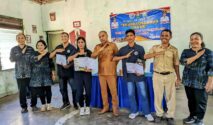 Foto bersama Kepala Dinas Naketrans SBD, Agustinus Dappa, Kabid Transmigrasi, Marten Roga Ate, Pejabat BPPMT Denpasar, Bersama 3 Peserta Teraktif, Terdisplin dan Terinspirasi. (Fren Ghoghi/ NTTKreatif.com