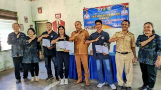 Foto bersama Kepala Dinas Naketrans SBD, Agustinus Dappa, Kabid Transmigrasi, Marten Roga Ate, Pejabat BPPMT Denpasar, Bersama 3 Peserta Teraktif, Terdisplin dan Terinspirasi. (Fren Ghoghi/ NTTKreatif.com