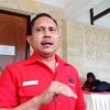 Ketua DPD PDIP NTT, Yunus Takandewa saat diwawancara awak media seusai kegiatan pelantikan PAC, Dewan Pimpinan Cabang PDIP Sumba Barat Daya. (NTTKreatif.com/ Fren Ghoghi)