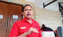 Ketua DPD PDIP NTT, Yunus Takandewa saat diwawancara awak media seusai kegiatan pelantikan PAC, Dewan Pimpinan Cabang PDIP Sumba Barat Daya. (NTTKreatif.com/ Fren Ghoghi)