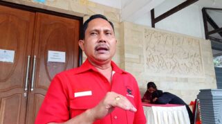 Ketua DPD PDIP NTT, Yunus Takandewa saat diwawancara awak media seusai kegiatan pelantikan PAC, Dewan Pimpinan Cabang PDIP Sumba Barat Daya. (NTTKreatif.com/ Fren Ghoghi)