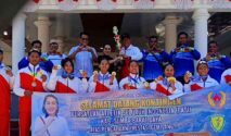 Foto bersama bupati SBD, Ratu Wulla Talu bersama peserta Atlet SBD. (NTTKreatif.com/ Fren Ghoghi)