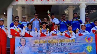 Foto bersama bupati SBD, Ratu Wulla Talu bersama peserta Atlet SBD. (NTTKreatif.com/ Fren Ghoghi)