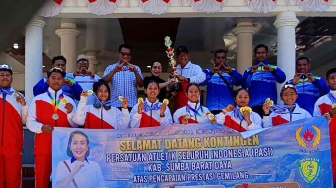 Foto bersama bupati SBD, Ratu Wulla Talu bersama peserta Atlet SBD. (NTTKreatif.com/ Fren Ghoghi)