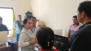 Bupati SBD, Ratu Wulla Talu saat melakukan sidak di Kantor Dispendukcapil SBD. (nttkreatif.com/Ballack)