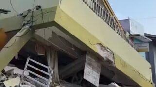 Salah satu bangunan yang rusak parah akibat gempa di sejumlah wilayah di Pulau Flores. (instagram.com/@salahjalanmen)