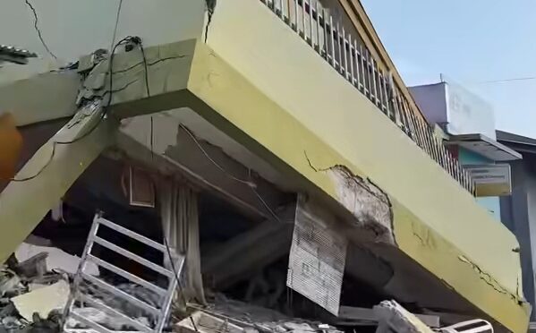 Salah satu bangunan yang rusak parah akibat gempa di sejumlah wilayah di Pulau Flores. (instagram.com/@salahjalanmen)