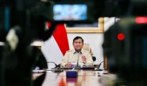 Presiden Prabowo saat mendengar laporan soal penanganan gempa Flores. (Facebook.com/@Kementerian Sekretariat Negara)