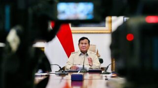 Presiden Prabowo saat mendengar laporan soal penanganan gempa Flores. (Facebook.com/@Kementerian Sekretariat Negara)