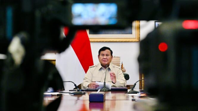 Presiden Prabowo saat mendengar laporan soal penanganan gempa Flores. (Facebook.com/@Kementerian Sekretariat Negara)