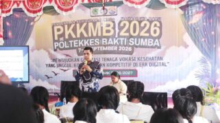 Wajah ceria dan penuh semangat mahasiswa baru Politeknik Kesehatan Bakti Sumba saat mengikuti PKKMB. Langkah awal melangkah di kampus impian demi mewujudkan cita-cita di dunia kesehatan. ( NTTKreatif.com)