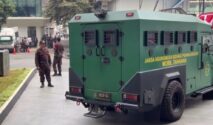 Mobil tahanan taktis Jampidsus Kejagung terlihat di area kompleks Kejaksaan Agung RI. Kendaraan ini kerap digunakan dalam pengawalan dan pengangkutan tahanan kasus tindak pidana khusus berskala besar.