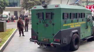 Mobil tahanan taktis Jampidsus Kejagung terlihat di area kompleks Kejaksaan Agung RI. Kendaraan ini kerap digunakan dalam pengawalan dan pengangkutan tahanan kasus tindak pidana khusus berskala besar.