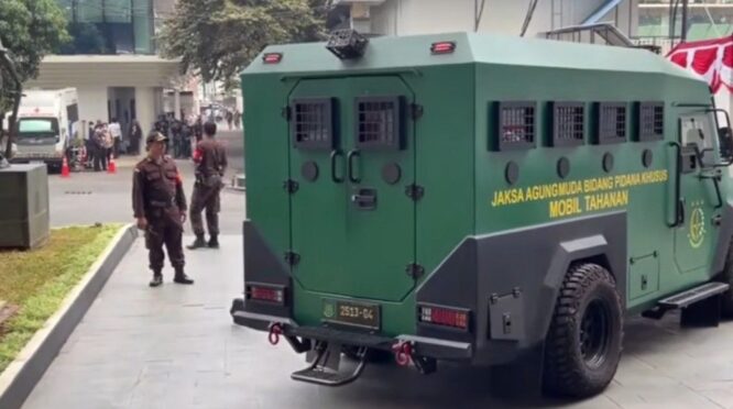 Mobil tahanan taktis Jampidsus Kejagung terlihat di area kompleks Kejaksaan Agung RI. Kendaraan ini kerap digunakan dalam pengawalan dan pengangkutan tahanan kasus tindak pidana khusus berskala besar.