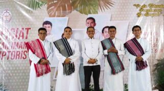 Sekretaris Daerah Kabupaten Sumba Barat Daya, Drs. Etmundus N. Nau, menghadiri Misa Tahbisan Imamat empat konfrater yang berlangsung di Katedral Weetabula, Pada Rabu (16/9/2026). (NTTKreatif.com/ Prokompi SBD)