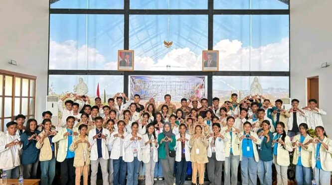 Tutup Kegiatan KKN Tematik Gestakin, Wakil Bupati SBD Akui Ada Kontribusi Positif dari Mahasiswa. (Facebook.com/@Kominfo Sumba Barat Daya)