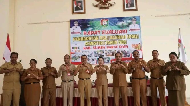 Dalam rapat evaluasi PAD, Bupati SBD, Ratu Wulla Talu minta ada inovasi untuk tingkatkan pendapatan daerah. (Facebook.com/@Prokompim Sumba Barat Daya)