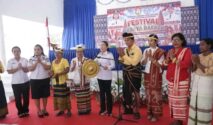 Bupati SBD, Ratu Wulla Talu saat membuka kegiatan Festival Budaya Daerah. (Facebook.com/@Prokompi Sumba Barat Daya.)