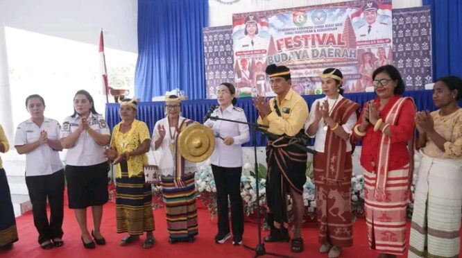 Bupati SBD, Ratu Wulla Talu saat membuka kegiatan Festival Budaya Daerah. (Facebook.com/@Prokompi Sumba Barat Daya.)