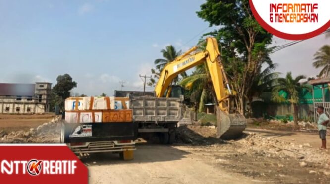 Ruas jalan Weeabula Kodi sudah mulai dikerjakan. Warga ucapkan terima kasih. (nttkreatif.com/Ballack)