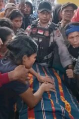 Keluarga korban penembakan di Sumba Barat saat berada di Polres Sumba Barat. (Facebook)