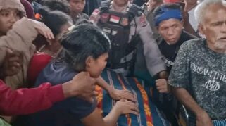 Keluarga korban penembakan di Sumba Barat saat berada di Polres Sumba Barat. (Facebook)