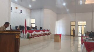 Ketua Fraksi Partai NasDem, Sirilus Lega saat menyampaikan pandangan fraksinya dalam sidang Ranperda APBD Perubahan 2026. (nttkreatif.com/Ballack)