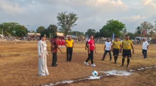 Bupati SBD, Ratu Wulla Talu bersama Wakil Bupati, Dominikus A Rangga Kaka saat membuka gelaran Bupati Mamoli Cup. (nttkreatif.com/Ballack)