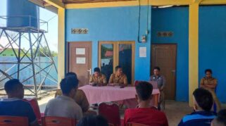 Lurah Langgalero, Irwan F Malo (tengah depan) di sebuah kesempatan sosialisasi. (nttkreatif.com/Ballack)