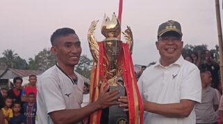 Markus Dairo Talu atau MDT saat menyerahkan piala bergilir On Fire RWT Cup II. (nttkreatif.com/Ballack)