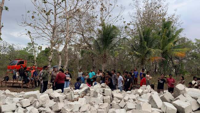 Bupati SBD, Ratu Wulla Talu saat melihat dampak gempa di wilayah kodi. Siapkan trauma healing buat warga terdampak.(Facebook.com/@Prokompi Sumba Barat Daya)