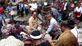 Asisten III Setda SBD hadir dalam penanaman tiang rumah suku Beidello. (Facebook.com/@Prokompi Sumba Barat Daya)