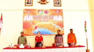 Bupati SBD, Ratu Wulla Talu meminta agar penanganan Gempa dilakukan dengan cepat. (Facebook.com/Prokompi Sumba Barat Daya)